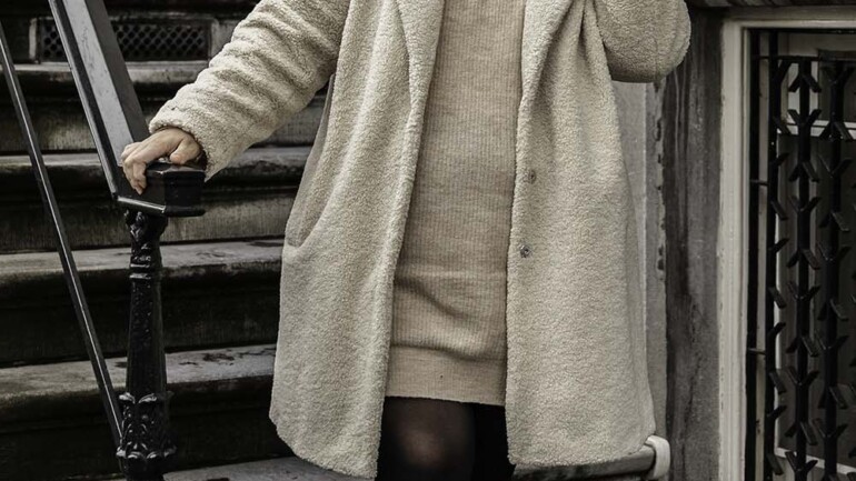 thebiggerblog, Josine Wille, plussize blog, plussize blogger, influencer, content creator, borg jas, borg coat, faux fur coat, off white coat, 2020 winter coat, warm fuzzy coat, plussize coat, plussize borg coat, plussize borg jas, nep bont jas, grote maten jas, goedkope jas, crèmekleurige jas, jas creme, jas off white, off white coat plussize, size 20, size 22, maat 48, maat 50, happy size, Sara lindholm, grote maten jas, grote maten kleding, fashion Inspo, Pinterest, Amsterdam, keizersgracht