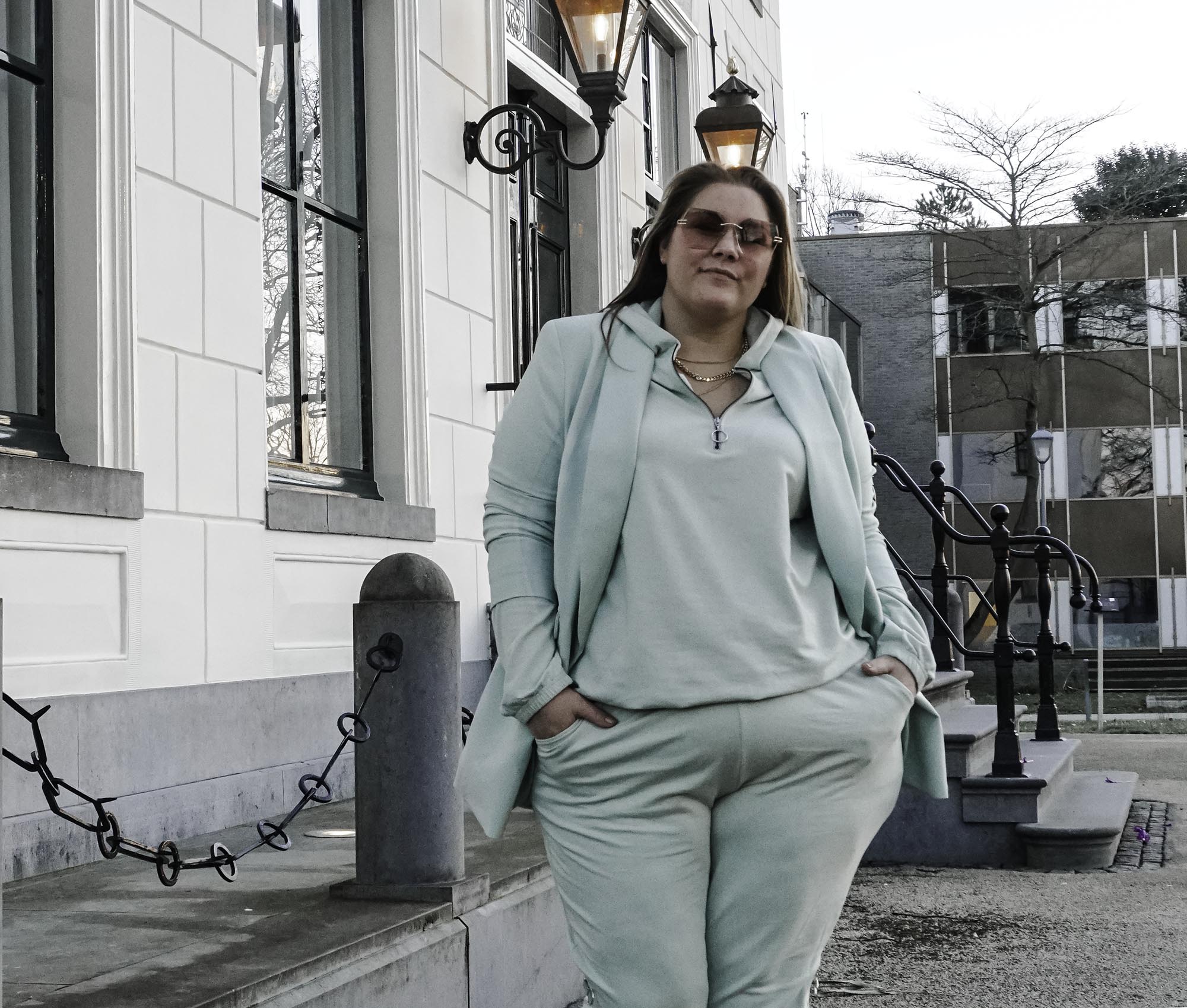 thebiggerblog, Josine Wille, happy size, maat 48, maat 50, size 20, size 22, plussize fashion blog, mode blog, grote maten mode, ton sur ton, ton-sur-ton, fashion trend 2021, lente trends 2021, spring 2021, casual outfit with blazer, sportief met blazer, joggers met rits, zipper at outseam, Sara Lindholm, angel of style, budget plussize fashion, saliegroen, sage green, fashion color trend, sage ton sur ton, outfit geheel in dezelfde kleur, body confidence, body positive, body positivity, self confidence, shop your shape, mintgroen, joggingpak, pastel